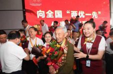 湖南省部分全国“两优一先”代表载誉返湘