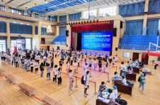 长沙中学学生入校错峰接种新冠疫苗，为自己筑牢“安全线”
