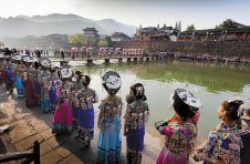 湖南凤凰县旅游书写凤凰传奇，舞活旅游产业龙头
