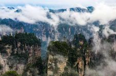 张家界：雨中黄石寨美景如画 景区多举措保障游客安全
