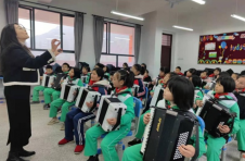 湖南石门：大山旮旯校园内回荡手风琴的美妙乐曲