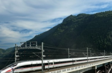 高铁时代轻松打卡“神秘湘西” 长沙到吉首两小时直达