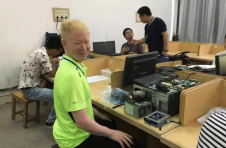 这个全国技术能手组装电脑不靠“视觉”靠“心灵”