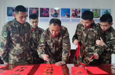 武警常德支队：官兵齐动手 共同营造军营过年氛围