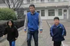 3个学期来，每晚10点他提着保温箱为“袖珍学生”送药