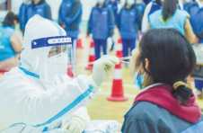 长沙：敲门行动”筑牢防线 核酸检测服务到家