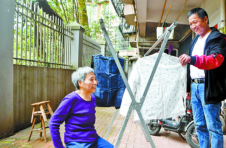 湖南湘潭：傅坤炎和他的“板凳妈妈”