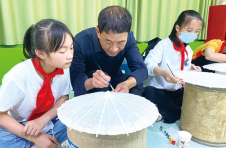 湖南浏阳：油纸伞上书写文化自信 将”手绘油纸伞”请进课堂