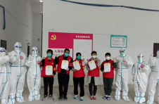 方舱医院病友争当志愿者，湖南援沪医疗队给他们颁发证书