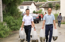 龙山：鱼苗进稻田 百姓笑开颜