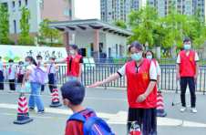 湖南湘潭：常态化“护学岗”制度为学生撑起一把“安全伞”