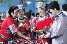 传承人摆摊 非遗品俏销——保靖县2022年文化和自然遗产日活动侧记