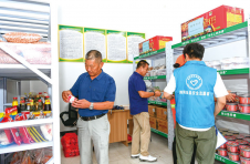 湖南浏阳：反食品浪费社区公益店开张 市民可免费领取”临期食品”