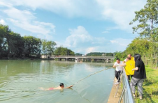长沙浏阳：1000根救生竿撑起生命防线