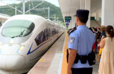 凤凰古城旅游热度持续增长 高铁站迎来“万人大潮”