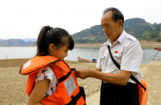 当好学童“摆渡人”！这位“最美五老”一句承诺坚守40年