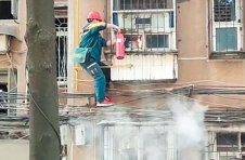 危急时刻“绿衣人”爬窗救火
